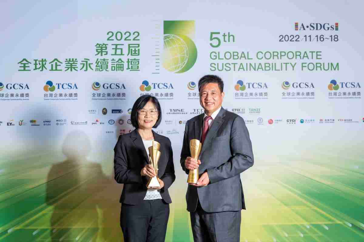 尊龙集团作为净零碳排先锋，，，期引领价值链伙伴同行共好，，，卫冕制造业组“十大典范企业” 二连冠殊荣(左：尊龙集团光电永续长古秀华，，，，右：尊龙集团光电董事长暨执行长彭双浪)