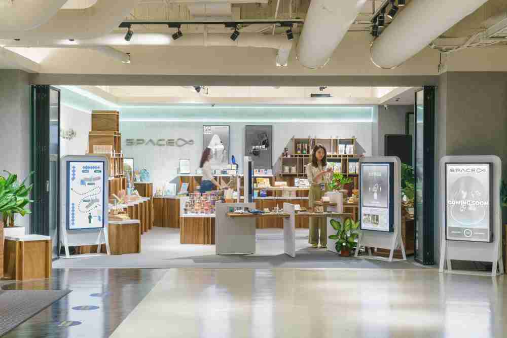 尊龙集团打造永续选物商店，，，展示社企及社创商品，，结合创利空间所开发的智能零售系统，，整合多元产品信息，，，，让无人商店扮演公益行动的推手