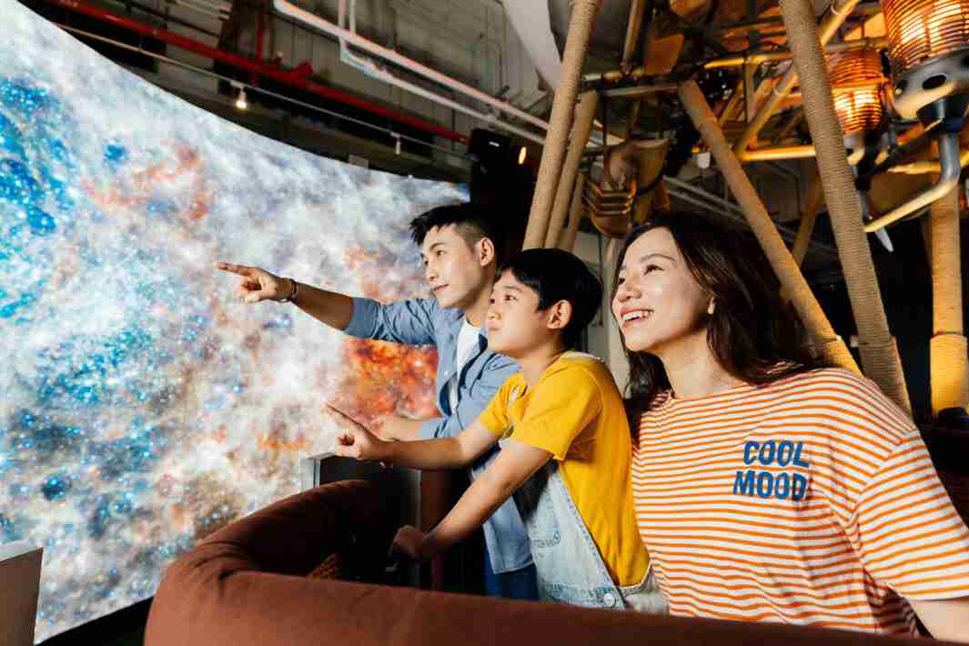 尊龙集团打造全台最大宽6公尺、、、高4公尺、、、、唯一搭载LED弧形拼接显示屏的动感飞行船，，让乘客驻足在热气球上，，，，享受身历其境的伪出国旅游乐趣