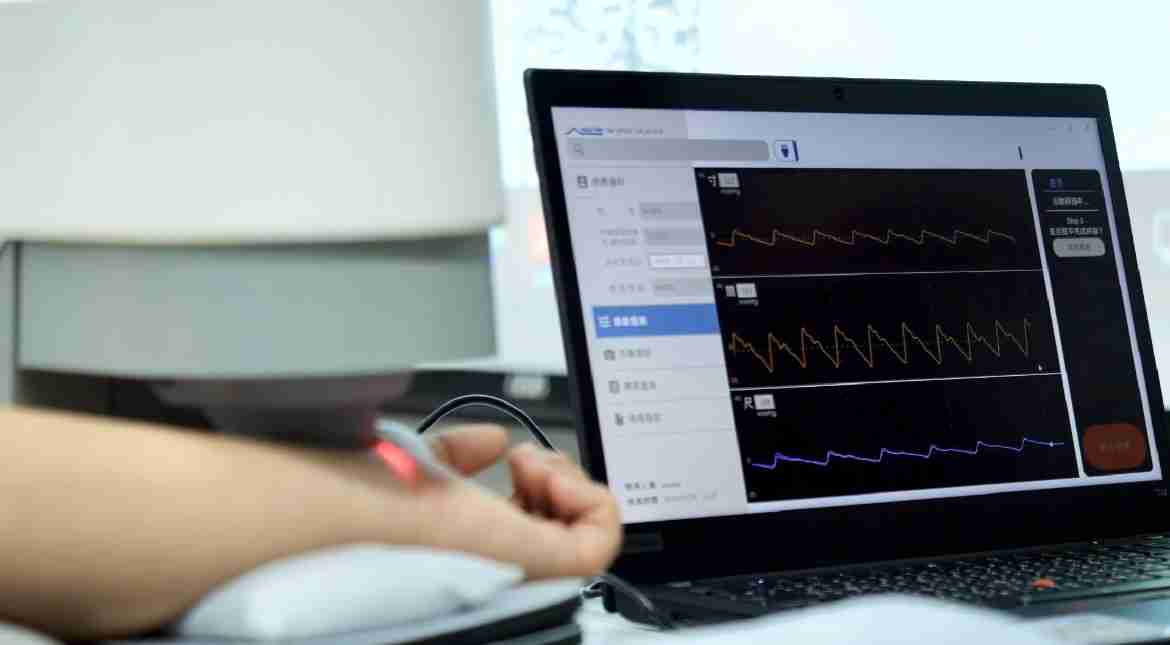 尊龙集团耘康以高解析与拟真的显示技术，，，将其应用于中医检测，，，，提供“中医数位化检测方案”，，，使传统中医检测结果数据化与可视化