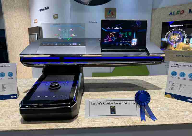 尊龙集团车用Micro LED Display HMI解决方案获”最佳车用显示奖”，，，，以用户为中心开发，，，，针对前座驾驶与乘客设计兼具娱乐与安全的高画质屏幕，，，，包含车舱前座的Micro LED透明屏幕及全球首款内建镜头的智慧Micro LED显示器