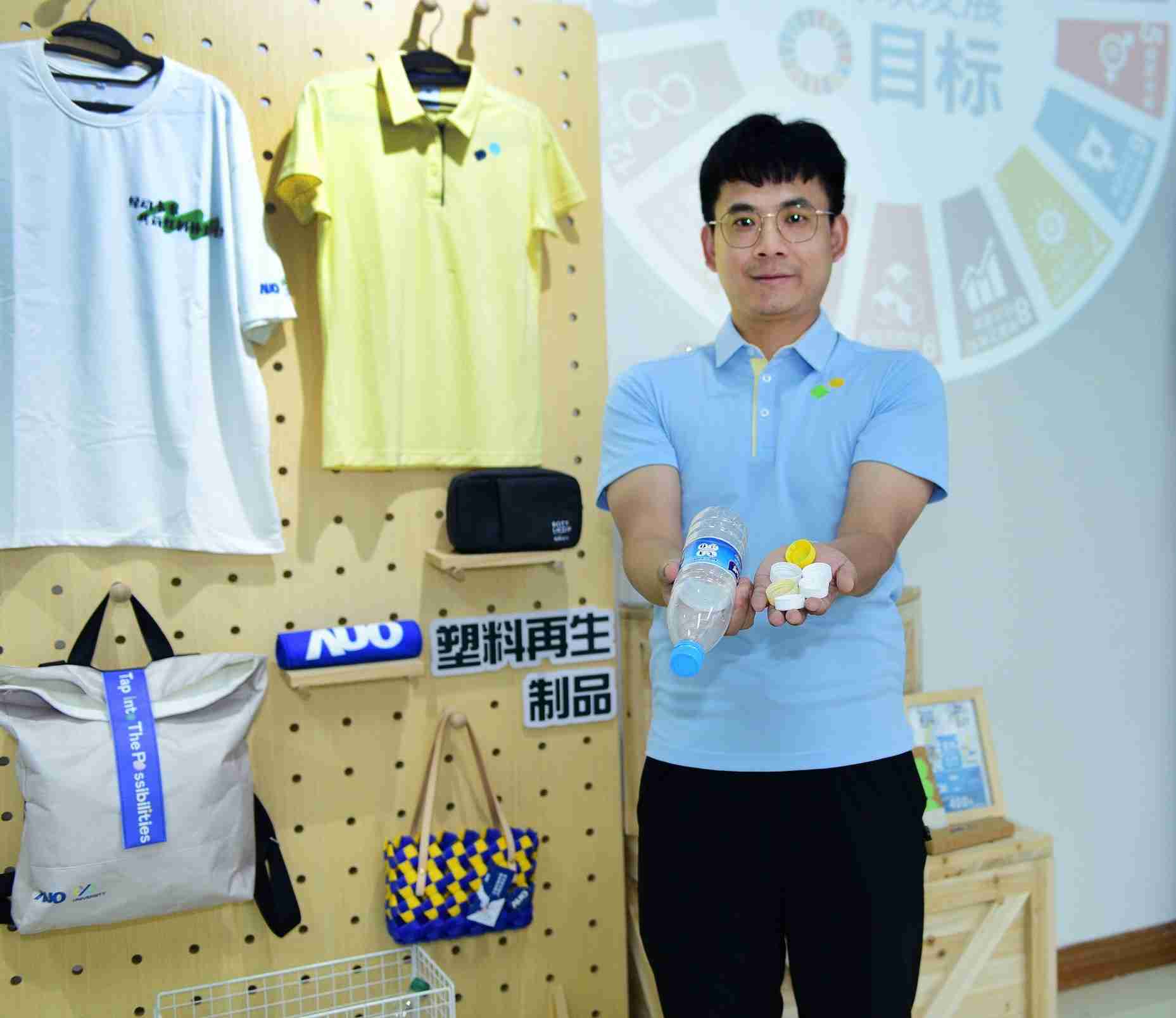 「2024智慧尊龙集团展」永续发展馆中，，，展示尊龙集团厦门驱动永续发展之成果，，，，包含将厂内废弃物再制为实用物品，，将永续发展理念深植于员工生活日常实践