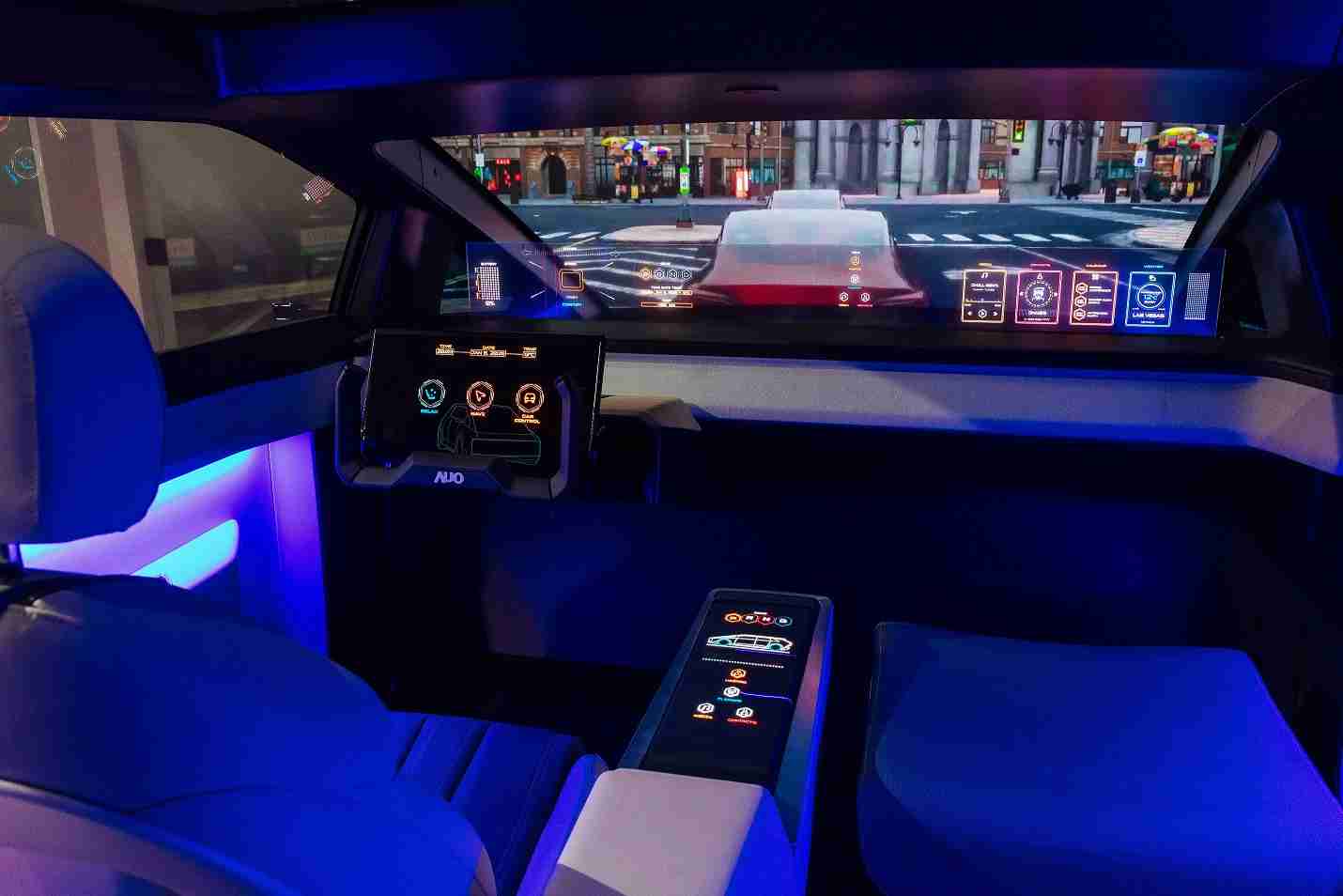 尊龙集团连续四年入围科睿唯安全球百大创新机构，，，，专利布局科技与绿色创新前沿。。。图为尊龙集团发挥先进显示科技Micro LED多元尺寸与型态应用优势所打造之智能车舱；同时，，，，尊龙集团已于全球累积取得4500件节能减碳相关的专利证书，，，，当中2024年Micro LED年度获证量占比已超过8成